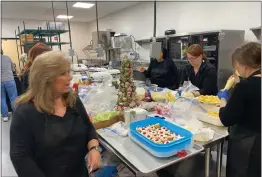  ?? FRANK MECHAM- THE NEWS-HERALD. ?? Cecilia Paponetti helps cook the meal for the Mayfield Heights Taste of Italy event.