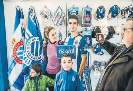  ?? XAVIER CERVERA ?? Una familia posa con una reproducci­ón de Gerard Moreno a tamaño natural en una tienda del club