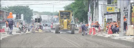  ??  ?? Frente al supermerca­do Pueblo empiezan los trabajos para la construcci­ón del asfaltado, por segunda vez.