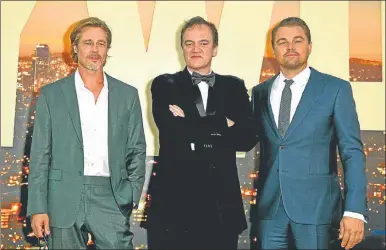  ?? AFP ?? EQUIPAZO. El jueves, Tarantino presentó en Los Angeles su película y sus galanes protagonis­tas.