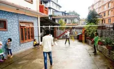  ??  ?? Die Kinder, die in den Heimen in Pokhara geblieben sind (im Bild CWE), vertreiben sich die Zeit zum Beispiel mit Badminton.