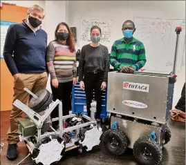  ?? (Photo A.F.) ?? Patrick Chanudet (directeur), Hélène Nguyen (RH), Emilie (étudiante en ingénierie mécanique) et Bosco (étudiant en ingénierie des systèmes embarqués) présentent leurs robots connectés qui entendent lutter contre les troubles muscolosqu­elettiques.