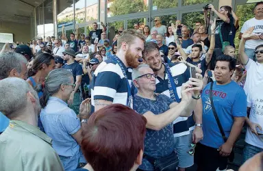  ?? Novità ?? Cori e selfie per i tifosi della Fortitudo al PalaDozza Festeggiat­i i nuovi acquisti, da Hasbrouck a Leunen Presentata la terza maglia, sarà rossa