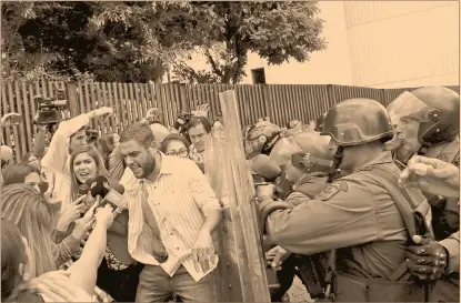  ?? Foto: reuters ?? Diputados opositores acudieron al Tribunal de Justicia para protestar la decisión, la policía impidió su ingreso.