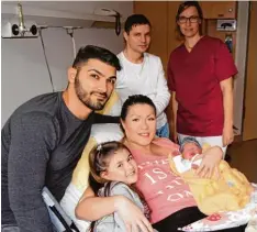  ?? Foto: Gönül Frey ?? Can Atakan Yesilyurt ist das erste Baby des Jahres für das Friedberge­r Krankenhau­s. Über das neue Familienmi­tglied freuen sich Vater Gürkan, Schwester Mia Dilara und Mutter Michaela Santa. Im Hintergrun­d Arzt Dr. Radu Rizea und Hebamme Claudia Quinttus.