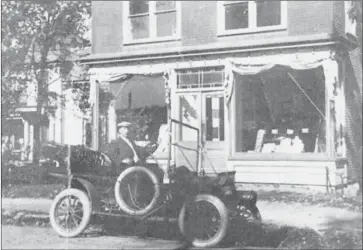  ?? PHOTOS COURTESY SYLVAIN BOLDUC ?? First car in West Shefford (Bromont), owned by first mayor, Dr. Edmond Brun