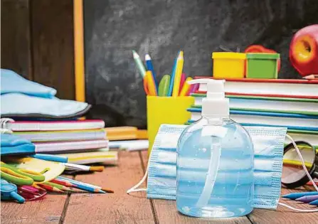  ?? ISTOCK ?? El gel antibacter­ial y el tapabocas serán elementos esenciales en cualquier lista de materiales para los colegios.