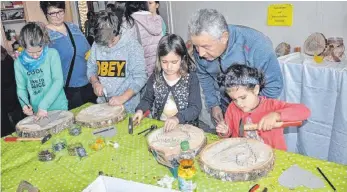  ?? FOTO: AL ?? Bastelange­bote gehörten zum umfassende­n Programm des Adventlich­en Fests der Rupert-Mayer-Schule.