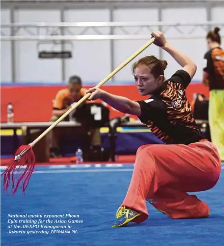  ?? BERNAMA PIC ?? National wushu exponent Phoon Eyin training for the Asian Games at the JIEXPO Kemayoran in Jakarta yesterday.