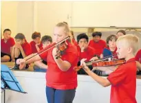  ??  ?? Kate and Wilson Bishop entertaine­d on the violin.