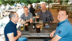  ??  ?? Uwe, Stefan, Martin und Uli (von hinten links) ziehen am Vatertag normalerwe­ise mit dem Bollerwage­n auf das Stadtberge­r Stadtfest. Mit Corona ist alles anders – die vier genießen den Tag aber trotzdem.