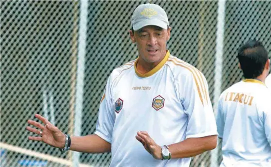  ?? / El Colombiano - Juan Antonio Sánchez ?? Tras finalizar su carrera como jugador, Carlos Mario Hoyos se convirtió en entrenador y ha dirigido a Itagüí (hoy Águilas Doradas), Patriotas y Atlético Bucaramang­a.