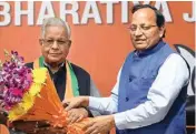  ?? NAVEEN SHARMA/MPOST ?? Congress leader from UP Ammar Rizvi joins BJP in presence of BJP leader Arun Singh in New Delhi on Wednesday