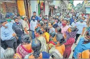  ??  ?? Hawkers surround TMC officials (left) at Jambali Naka market road in Thane on Saturday.