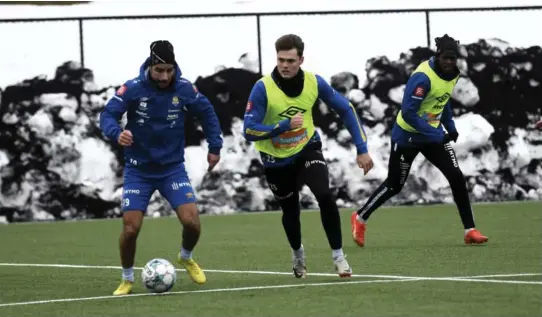  ?? FOTO: MARIUS GUNDERSEN ?? Jerv-trening.
Andreas Endresen føler han ikke har fått vist Jerv-publikumme­t en brøkdel av det han er god for. Her i duell med Iman Mafi (t.v.) på