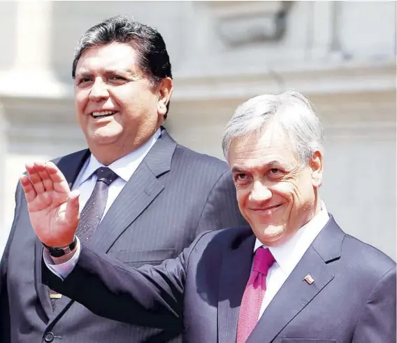 ??  ?? Alan García recibió en noviembre de 2010 al entonces candidato presidenci­al chileno Sebastián Piñera, en Palacio Pizarro.