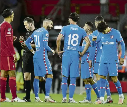  ?? FOTO: EFE ?? El Atlético cayó en Anfield, donde jugó con diez desde el 38’ por la expulsión de Felipe, que ya había fallado en los dos goles ‘reds’