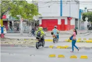  ??  ?? Imagen captada en la carrera 2E con calle 45, donde dos motociclis­tas y una mujer invaden el carril.