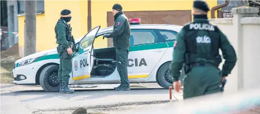  ??  ?? Polizisten bewachen das Haus in der Nähe von Bratislava, in dem der tote Journalist und seine Partnerin entdeckt wurden.