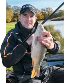  ??  ?? OPPOSITE: The M25 runs just metres beyond the perimeter fence of the fishery
LEFT: Ozzie’s Lake is heavily stocked with carp of this size
BELOW: Regularly feeding a few grains of corn kept the shoals in Pete’s peg
BOTTOM: Pete’s long pole lines kicked into action quickly