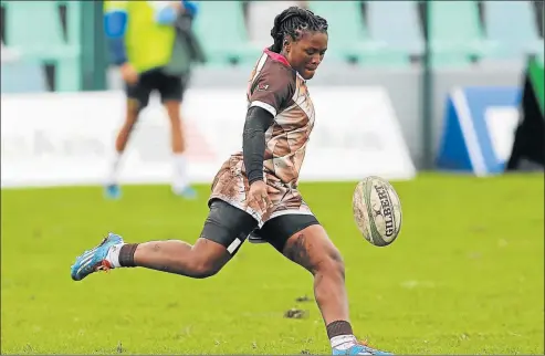  ?? Picture:GALLO IMAGES ?? POWER PLAY: Zintle Mpupha, middle, of Border in action during the 2016 women’s inter-provincial section A final between Border and Western Province at the BCM Stadium in September