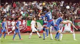  ??  ?? Mohun Bagan (white) and Bengaluru FC vying for the ball during their I-league match on Saturday