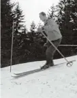  ??  ?? AZ Leser Hans Frei aus Augsburg wurde 1943 eingeschul­t. Weil Krieg war, gab es keine Schultüte. Das rechte Bild zeigt ihn einige Jahre später beim Skiausflug mit der Schule im Allgäu.