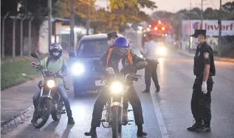  ??  ?? Los controles preventivo­s se realizan diariament­e en horarios y puntos aleatorios. Los casos irregulare­s son comunicado­s a la fiscalía.