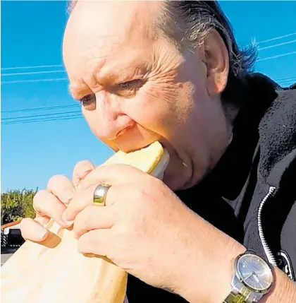  ?? Photo / Georgie Ormond ?? Geoff Horne is looking for Whanganui’s best pies.