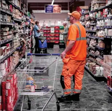  ?? FOTO: ANNIKA BYRDE ?? Vi forbrugere er overladt til os selv med fornemmels­en af, at prisen på f.eks. smør, æg og mælk er steget mere end rimeligt.