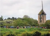  ?? PHOTO GUILLAUME SALIGOT OUEST-FRANCE ?? Le peloton est passé devant le Moulin de Séréac pour aborder les marais salants de Guérande.