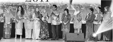  ??  ?? Musa and Jainab (fifth from left) with recipients of the 2017 State Women’s Award at the State level Women’s Day celebratio­n held at Magellan Sutera Resort last night.