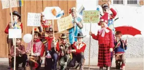  ?? Fotos: Walter Kleber ?? In Mickhausen organisier­ten die Kinder Ende der 1960er Jahre einen kleinen Faschingsu­mzug durchs Dorf.
