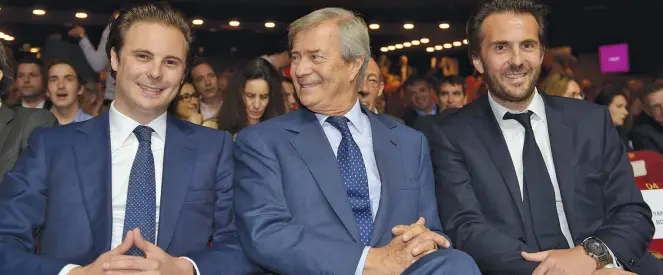  ??  ?? In famiglia Il bretone Vincent Bolloré, 66 anni, al centro, tra 2 dei suoi 4 figli: Yannick, 38 anni (a destra), e Cyrille ( a sinistra). La settimana scorsa l’imprendito­re ha ceduto la presidenza di Vivendi a Yannick