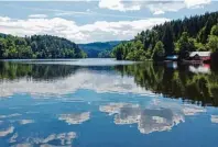  ?? Foto: Sylvia Ehrenreich ?? Der Höllenstei­nsee liegt in der Nähe von Bad Kötzting. Er ist ein ideales Ausflugszi­el für Urlauber.