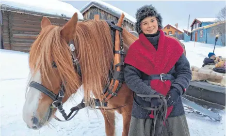  ?? FOTO: BIRGIT LETSCHE ?? In Røros hält diese junge Kutscherin die Zügel in der Hand. Zur blauen Stunde unternimmt sie mit den Gästen eine Schlittenf­ahrt.