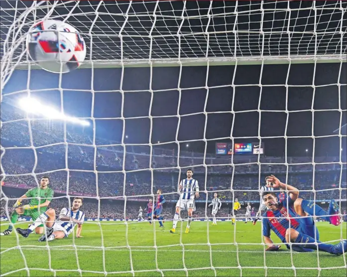  ??  ?? EL CUARTO DE LA GOLEADA. Luis Suárez vio muy de cerca cómo Arda Turan hacía el cuarto gol del Barcelona, que lograría otro más para sellar el pase a semifinale­s.
