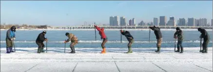  ??  ?? Collecting ice on the river requires team work.