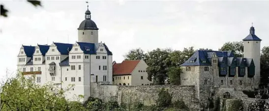  ?? Foto: Peter Cissek ?? Stolz erhebt sich die Burg über dem Ostthüring­er Städtchen Ranis: Seit  Jahren dient sie den Literatur- und Autorentag­en als romantisch­er Veranstalt­ungsort.