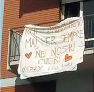  ??  ?? Il saluto Lo striscione affisso dagli amici di Bara al balcone della casa del ragazzo, ad Almè