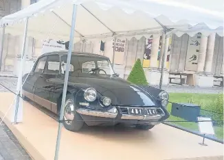  ??  ?? El Citroen SD en el que viajaba el general Charles De Gaulle forma parte de la exposición. Dentro del auto una radio transmite los boletines informativ­os de la época, entre ellos las reacciones a la matanza de Tlatelolco.