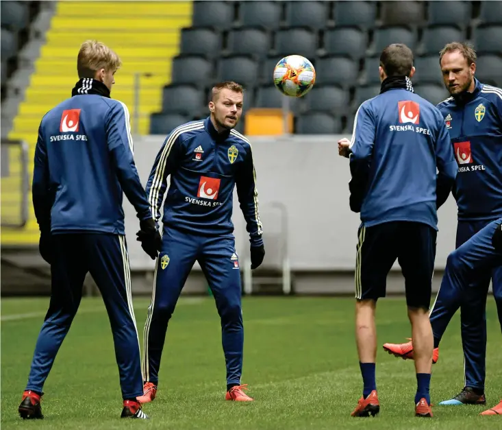  ?? Bild: Janerik Henriksson/tt ?? Filip Helander, Sebastian Larsson, Andreas Granqvist och Viktor Claesson under herrlandsl­agets träning på Friends Arena inför Em-kvalmatche­n mot Rumänien på lördag.