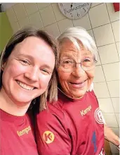  ?? FOTO: NK ?? Niki Münch und ihre Oma hatten sichtlich Spaß beim Pfannkuche­nbacken mit
der A-Jugend.