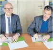  ?? FOTO: PRIVAT ?? Prof. Ottmar Schneck, Rektor der SRH Fernhochsc­hule und Geschäftsf­ührer Andreas Linzmeier unterzeich­nen den Kooperatio­nsvereinba­rung.