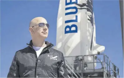  ?? Efe ?? Jeff Bezos, junto a su aeronave en un catálogo de promoción, en diciembre de 2017.