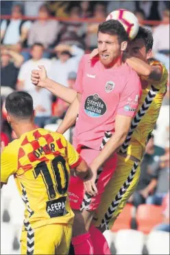  ??  ?? SEGURO. El Nàstic terminó buscando el empate en el juego aéreo.