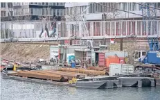  ?? FOTOS: TANJA PICKARTZ ?? Über das Wasser werden die stählernen Spundwände angeliefer­t, die an das Ufer gesetzt werden.