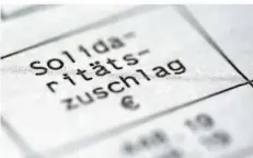  ?? FOTO:
ROLAND WEIHRAUCH/DPA ?? Der Solidaritä­tszuschlag ist für viele Beschäftig­te seit Anfang 2021 Geschichte – aber nicht für alle.