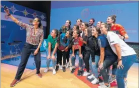  ??  ?? Garbajosa junto a varias jugadoras en la jornada inaugural de 2019.