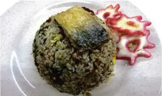  ??  ?? The rice in nasi goreng ikan terubuk masin has an interestin­g texture.